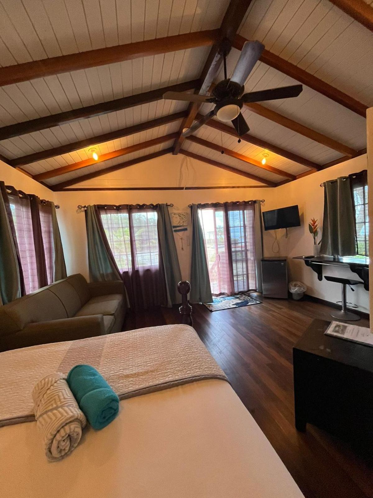 Seaside Chateau Resort Belize City Eksteriør bilde